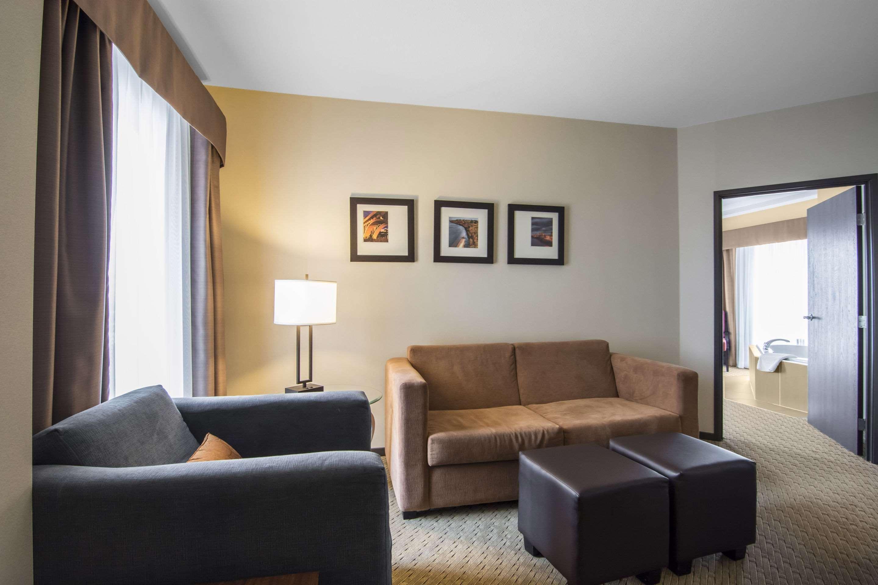 Comfort Suites Saskatoon Exterior photo