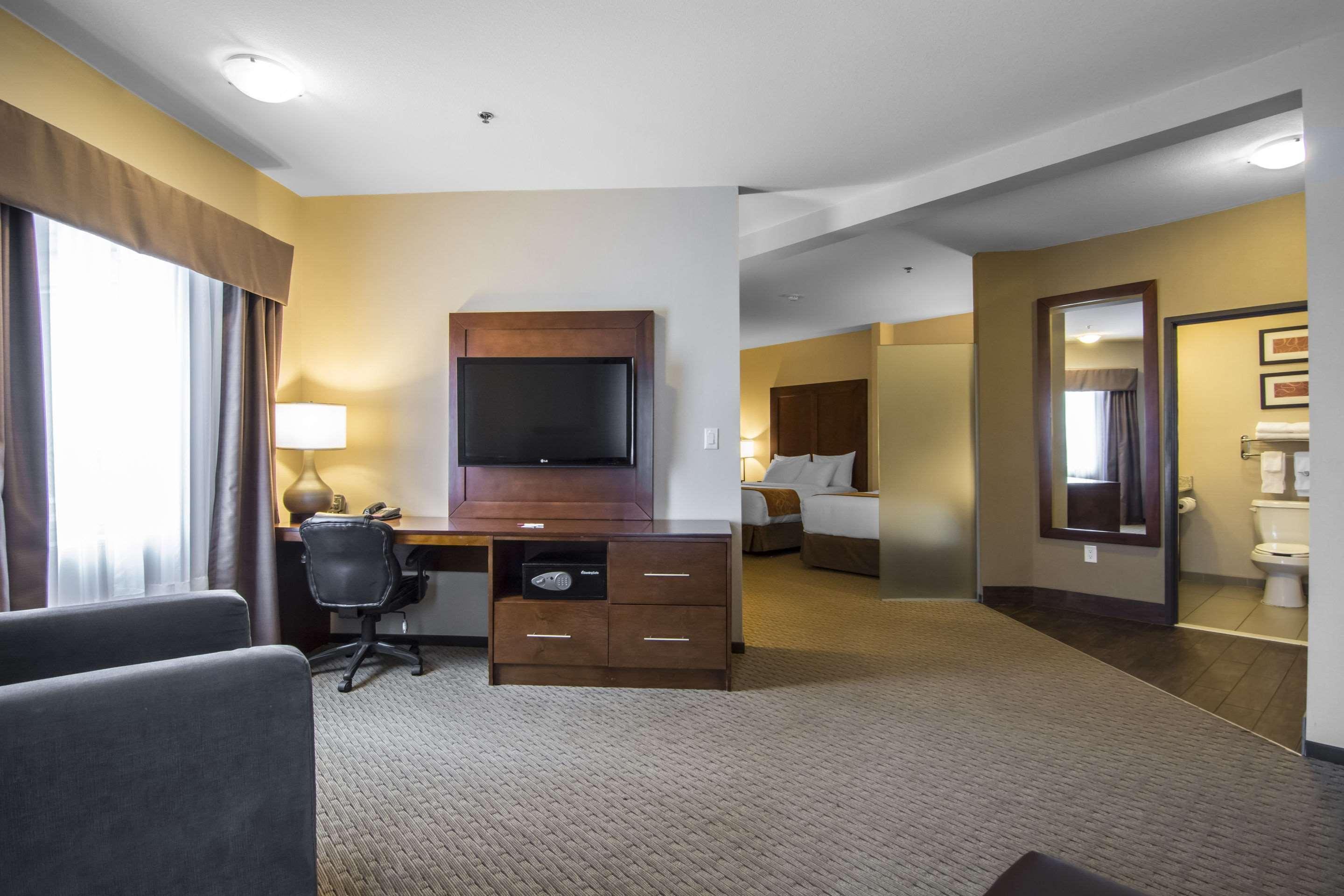 Comfort Suites Saskatoon Exterior photo
